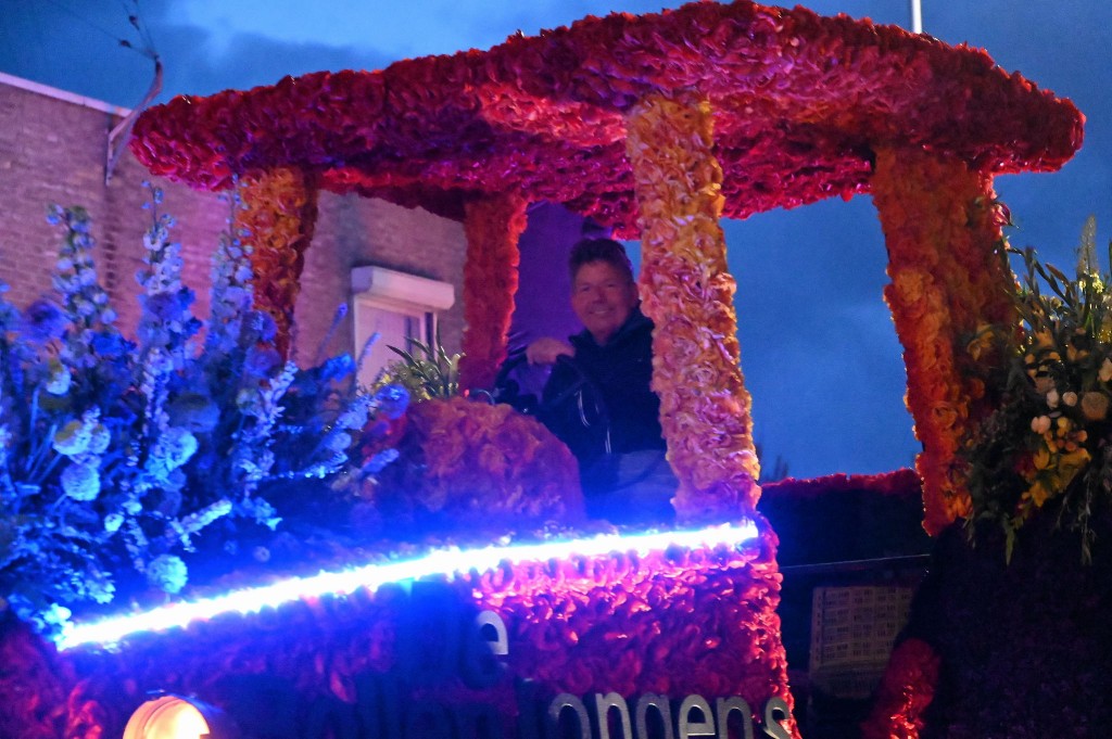 ../Images/Verlicht bloemencorso 2024 049.jpg
